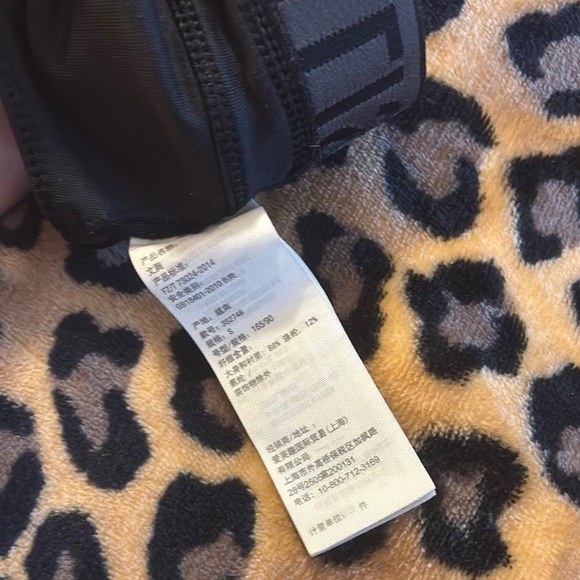 Hollister Black Gym Top or Sports Bra Size Small - Picture 3 of 4